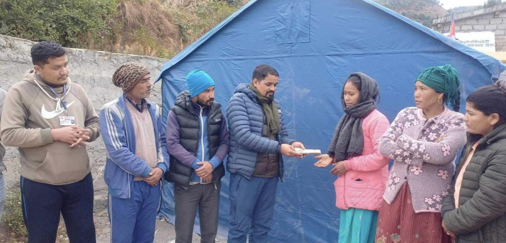 भूकम्पपछि त्रिपालमुनि बसिरहेका सुत्केरीलाई इनास फ्रान्सको आर्थिक सहयोग